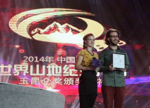 Jan Svatoš a Romi Strakova prebiraji cenu Special Jury Award Jade Kunlun v přimem prenosu čínské televize